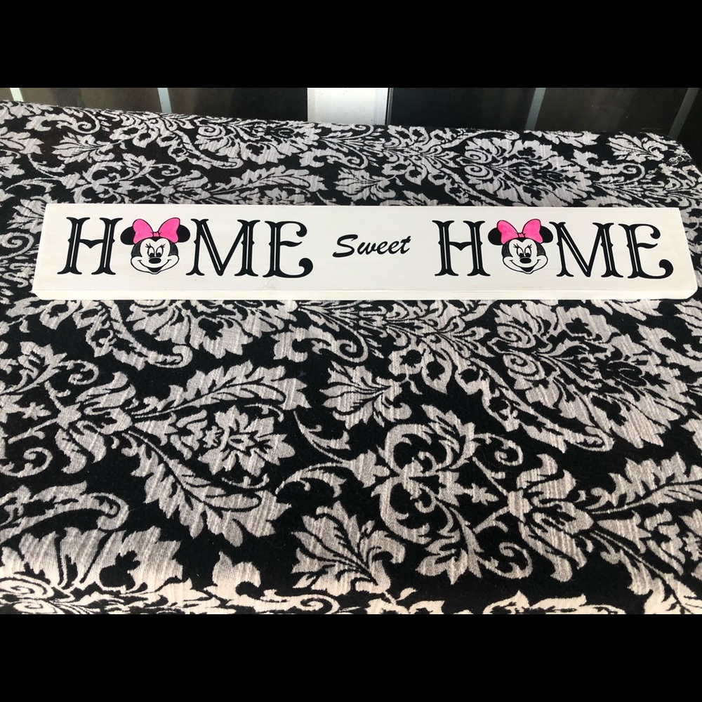Home sweet home sign with Minnie Mouse